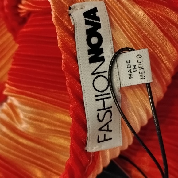 Fashion Nova Women's Sunset Cruise Plisse Jumpsuit, Size: S, NWT - Picture 4 of 15